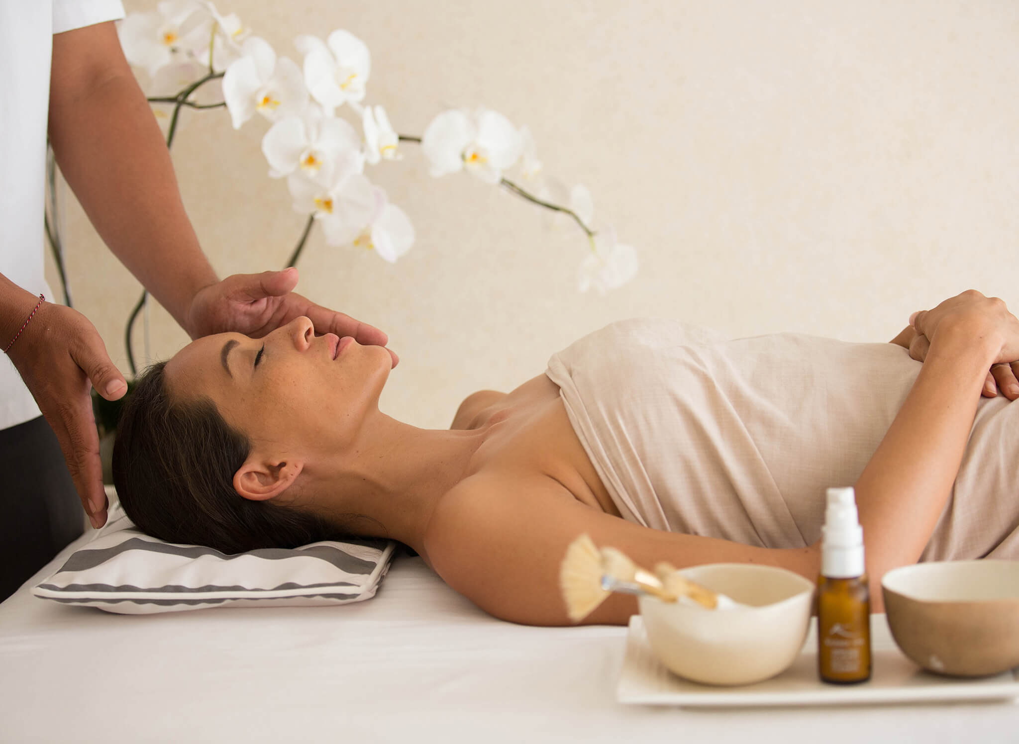 Hotel massage. Балийский массаж. Массаж в гостинице. Spa-терапия в индустрии красоты. Шаванна спа.