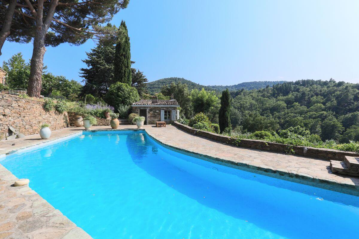 blue crystall of Le Preverger Pool blue crystall of Le Preverger Pool