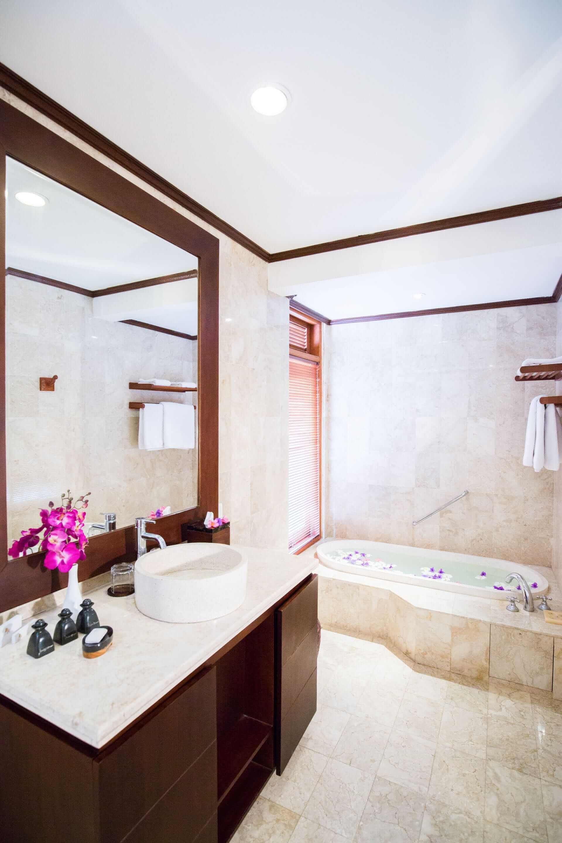 luxury hotel of karma royal jimbaran Apartment Bathroom