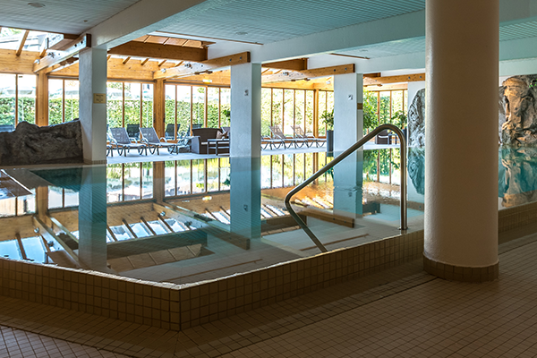 Karma Bavaria Resort Page DE Schwimmen und Entspannen