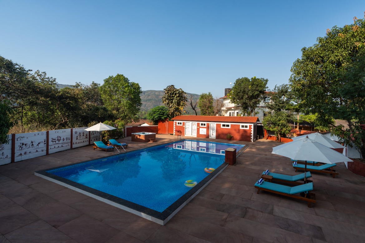 Karma Lakewood Swimming Pool and Jacuzzi