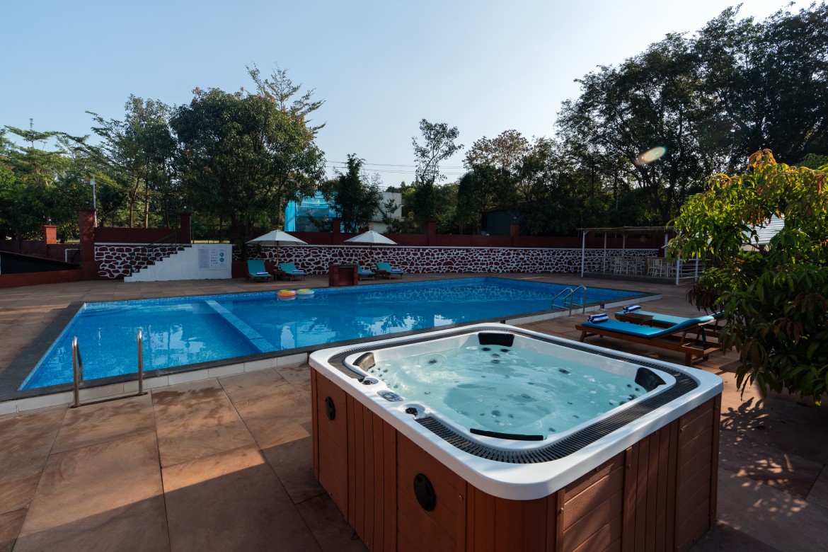 Karma Lakewood Swimming Pool and Jacuzzi