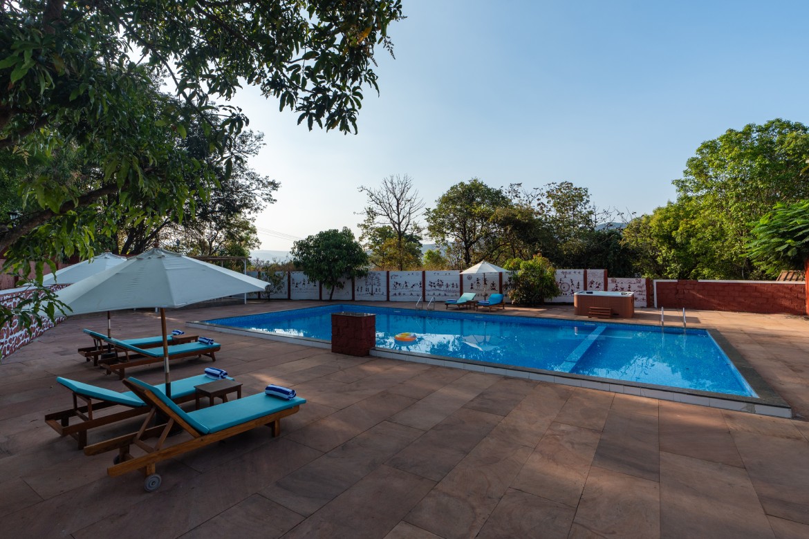 Karma Lakewood Swimming Pool and Jacuzzi