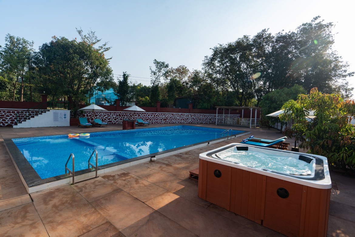 Karma Lakewood Swimming Pool and Jacuzzi