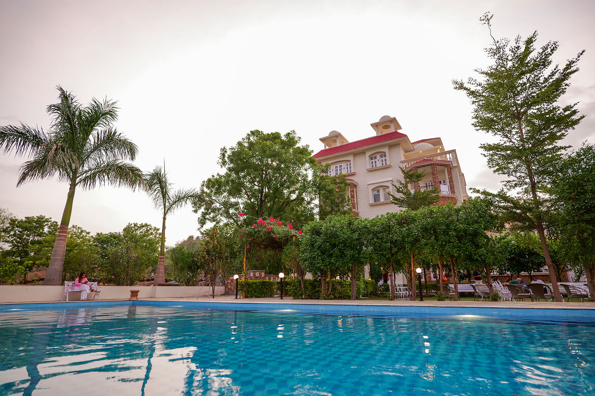 Karma Amaatra Swimming Pool