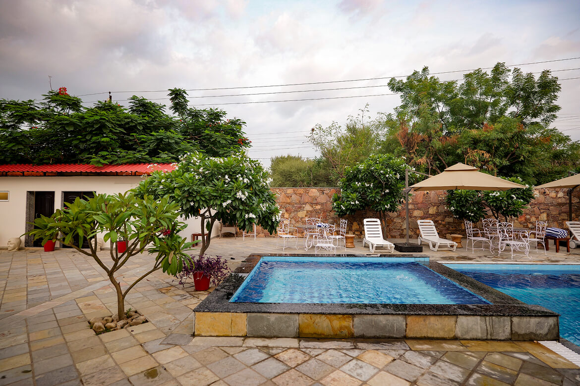 Karma Amaatra Swimming Pool
