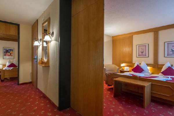 Karma Bavaria Resort Page DE Klassik Suite mit 2 Schlafzimmern